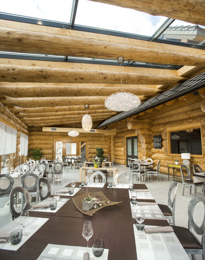Restaurantsaal, für ein Bankett eingedeckt
